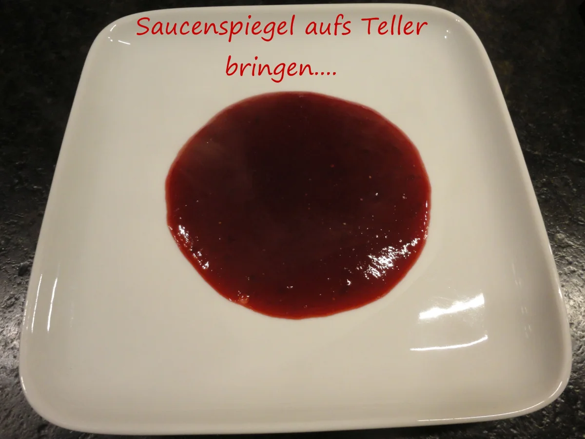 Vegane " Topfen " Knödel in Nußbrösel auf Fruchtspiegel - Rezept - Bild Nr. 3540