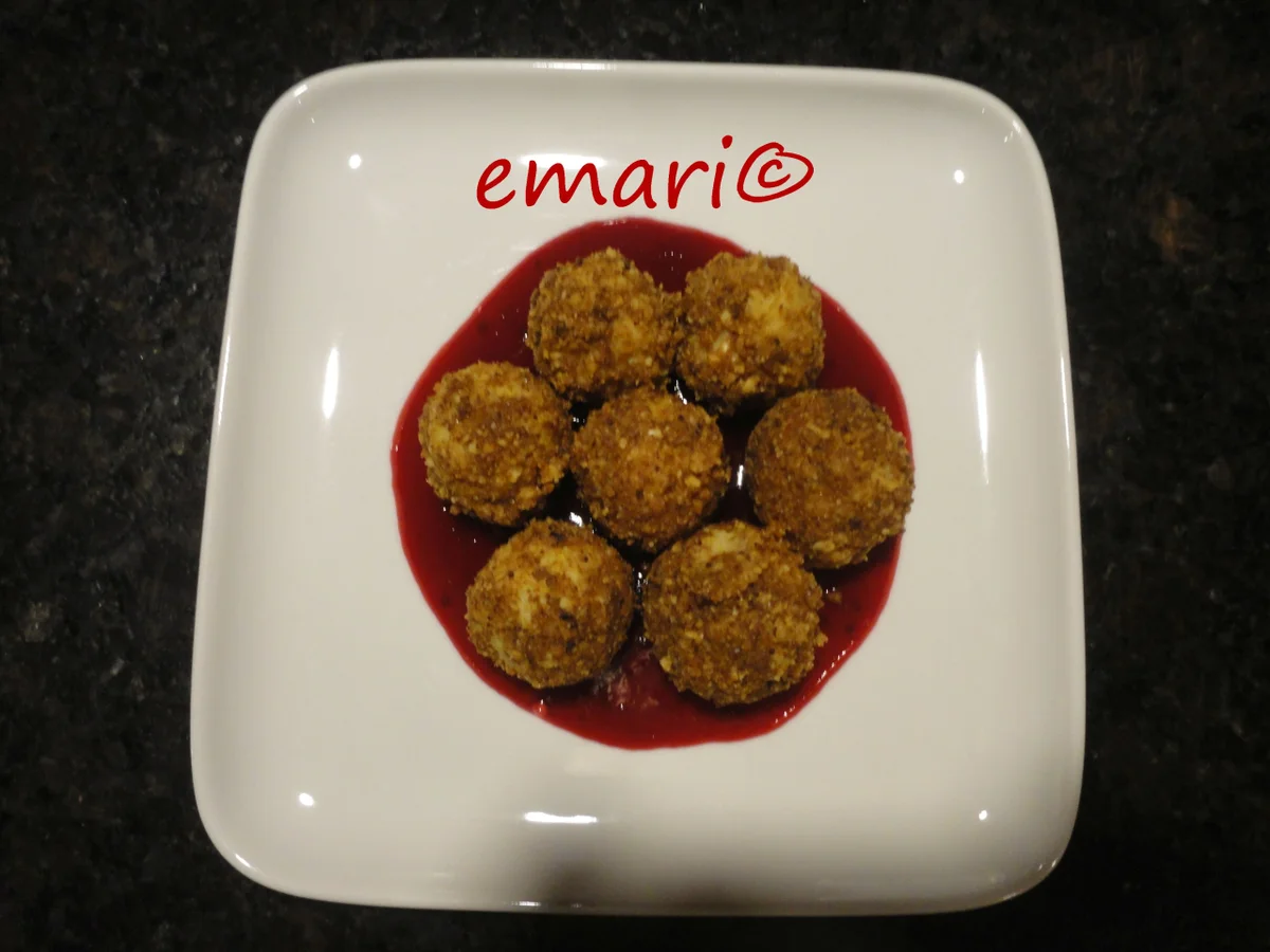 Vegane " Topfen " Knödel in Nußbrösel auf Fruchtspiegel - Rezept - Bild Nr. 3542