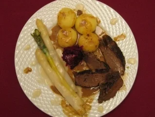Rehrücken mit Klößen und Spargel - Rezept