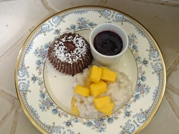 Rezept: Schoko-Soufflée mit flüssigem Kern, Mango-Milchreis und Beerenjus Bild Nr. 3581 Schoko-Soufflée mit flüssigem Kern, Mango-Milchreis und Beerenjus - Rezept - Bild Nr. 3581