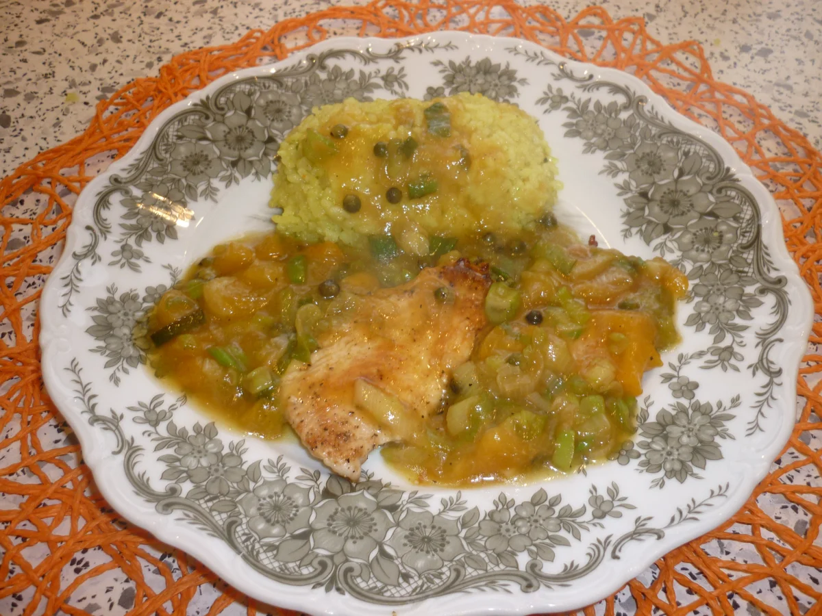 Putenschnitzelchen mit Aprikosen - Lauchzwiebelgemüse - Rezept - Bild Nr. 3581