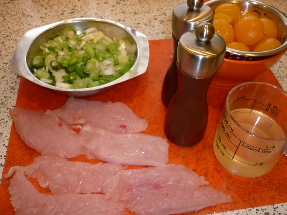 Putenschnitzelchen mit Aprikosen - Lauchzwiebelgemüse - Rezept - Bild Nr. 3582