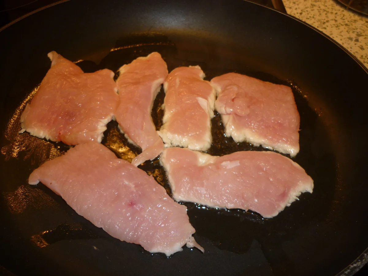 Putenschnitzelchen mit Aprikosen - Lauchzwiebelgemüse - Rezept - Bild Nr. 3584