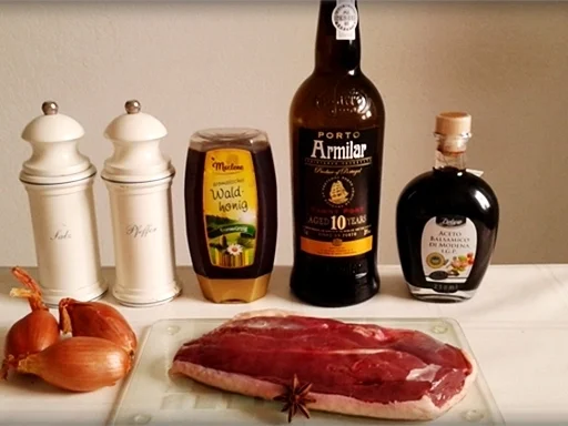 Barbarie Entenbrustfilet nappiert  mit  Porto Armilar-Soße, Rotkohl & „Muster“ Klöß - Rezept - Bild Nr. 3628