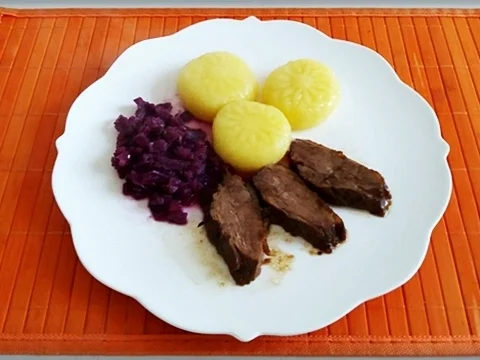 Barbarie Entenbrustfilet nappiert  mit  Porto Armilar-Soße, Rotkohl & „Muster“ Klöß - Rezept - Bild Nr. 3642