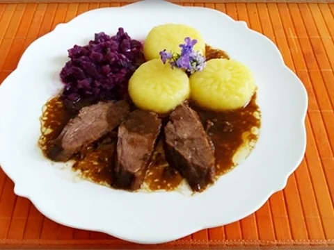 Barbarie Entenbrustfilet nappiert  mit  Porto Armilar-Soße, Rotkohl & „Muster“ Klöß - Rezept - Bild Nr. 3643