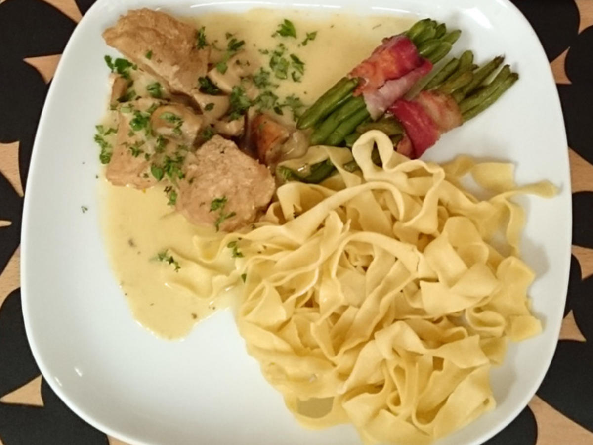 Blanquette de Veau mit Bohnen im Speckmantel und Nudeln - Rezept - Bild Nr. 3732