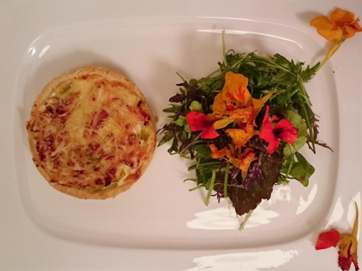 Bilder für Lauchquiche an Wildkräutersalat - Rezept