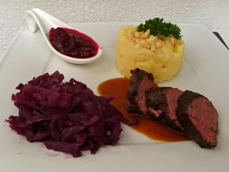 Rehrückenfilet mit Cranberries mit Rotkraut und Kartoffel Sellerie Sta ...