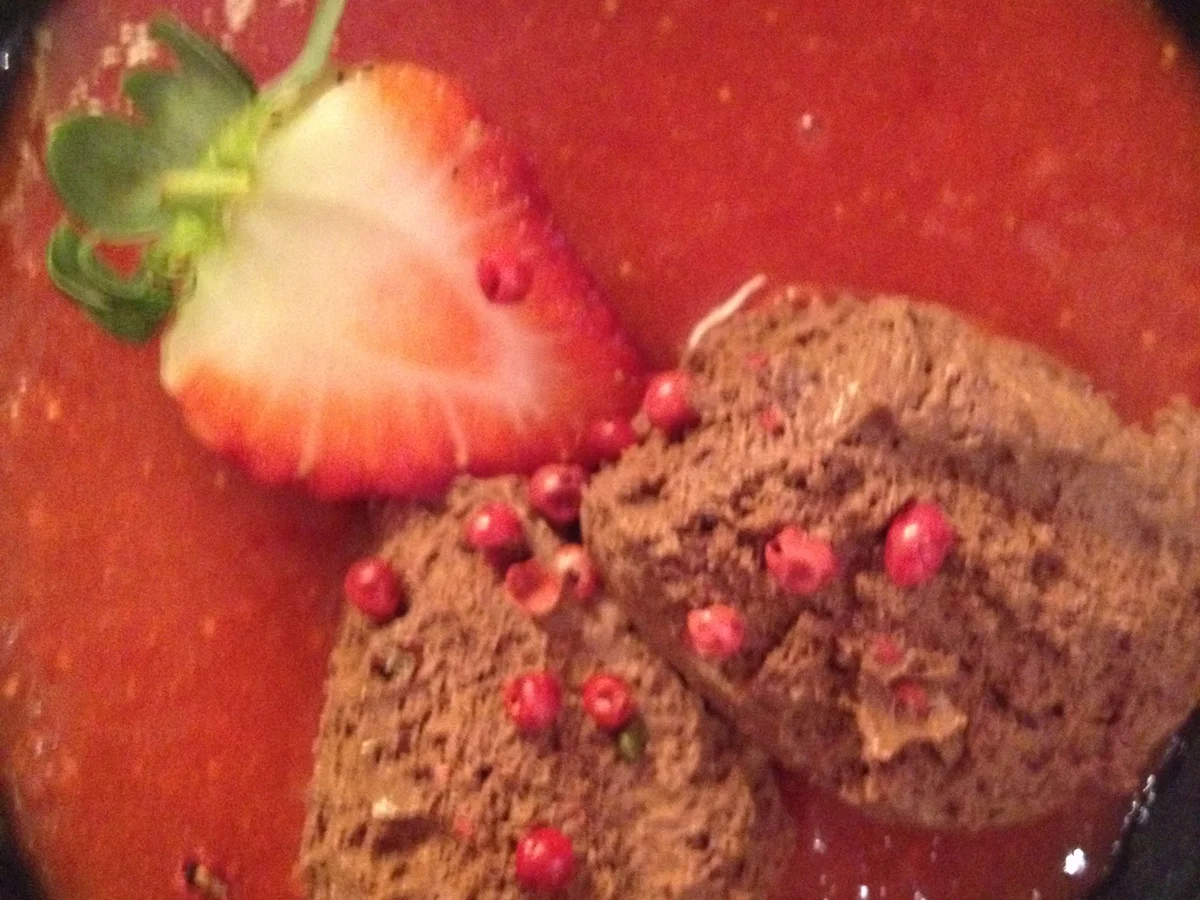 Rezept: Mousse au Chocolat mit Pfefferbeeren und Erdbeersauce Bild Nr. 3818 Mousse au Chocolat mit Pfefferbeeren und Erdbeersauce - Rezept - Bild Nr. 3818