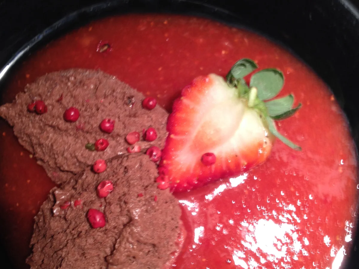 Rezept: Mousse au Chocolat mit Pfefferbeeren und Erdbeersauce Bild Nr. 3817 Mousse au Chocolat mit Pfefferbeeren und Erdbeersauce - Rezept - Bild Nr. 3817
