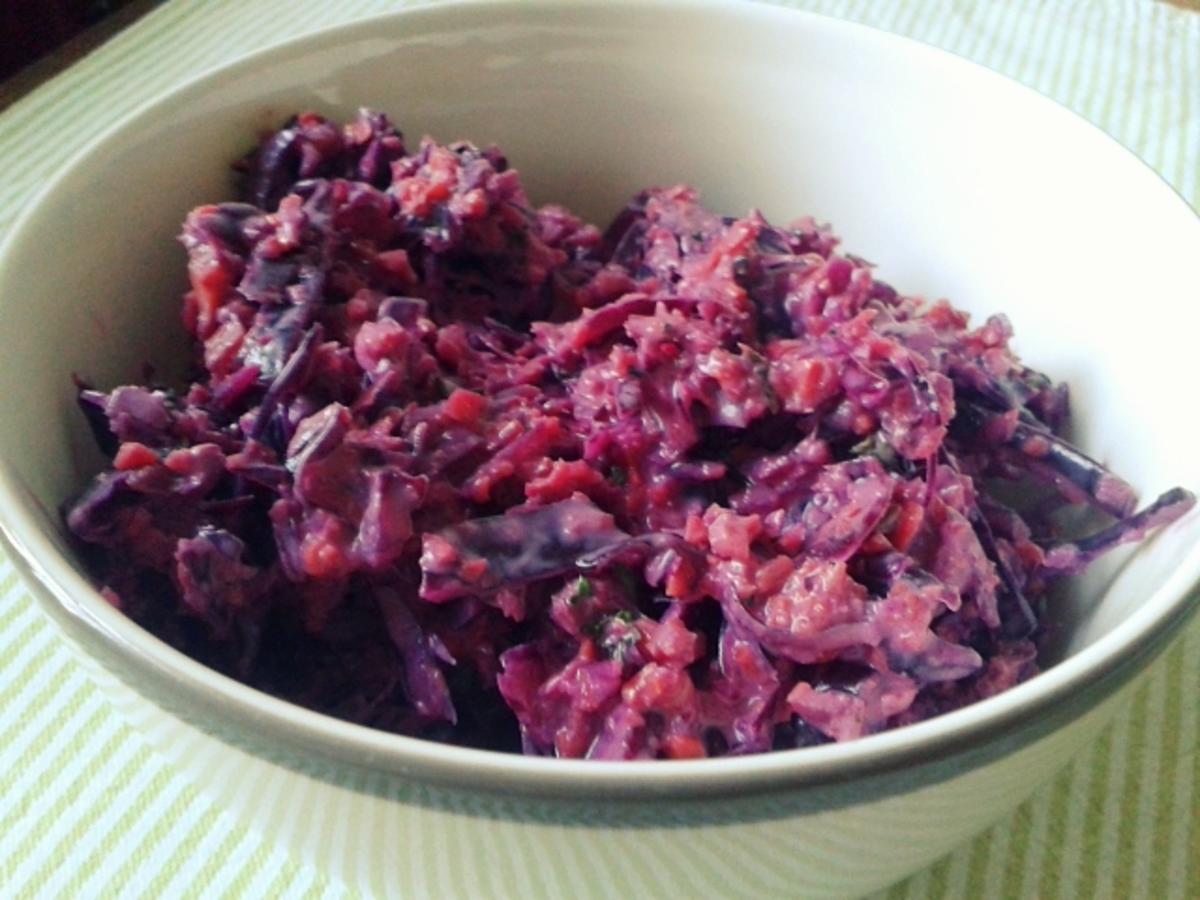 Rotkohlsalat mit Rotkohl und Zwiebeln