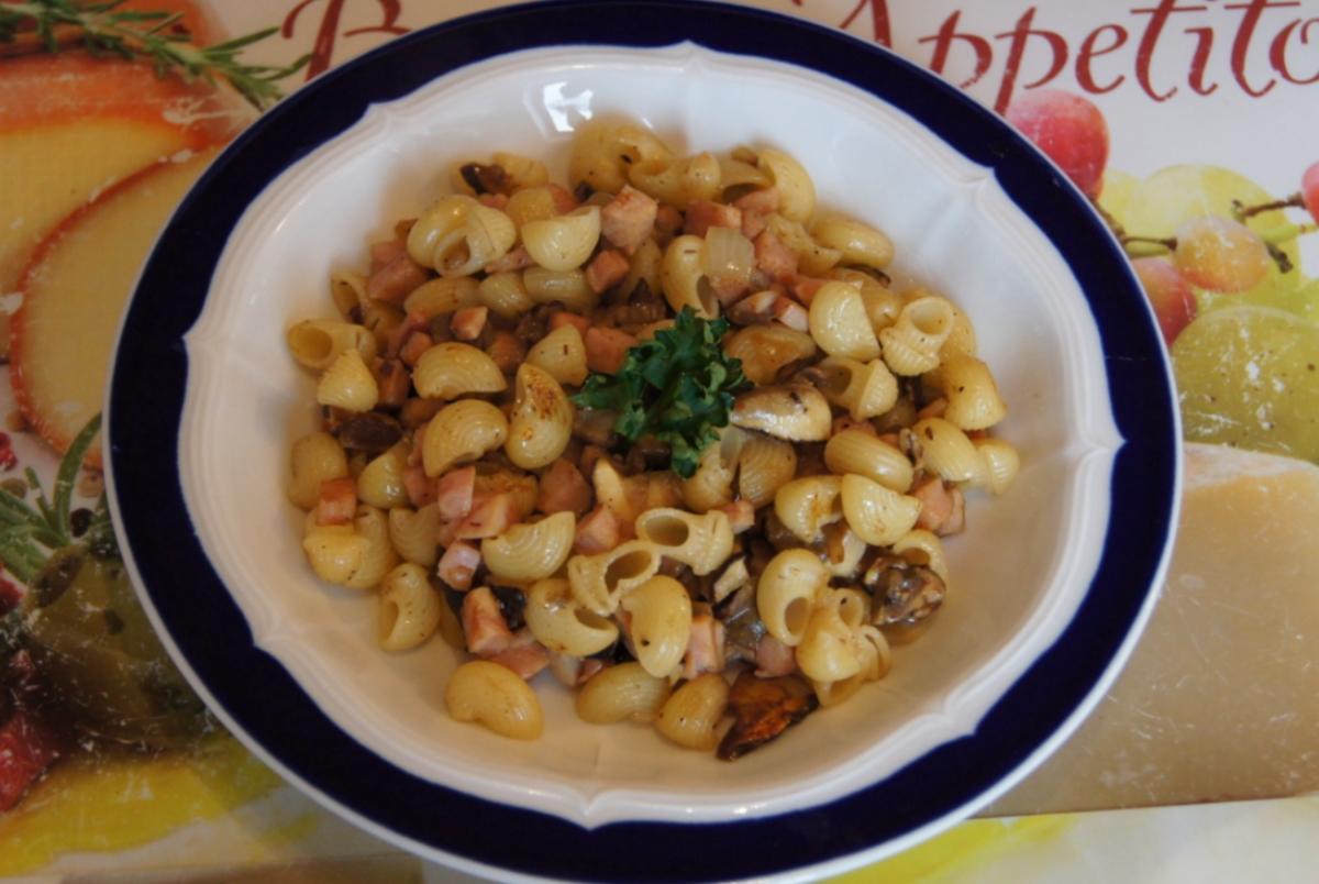 Nudelpfanne mit Pilzen und Prager Schinken - Rezept - kochbar.de