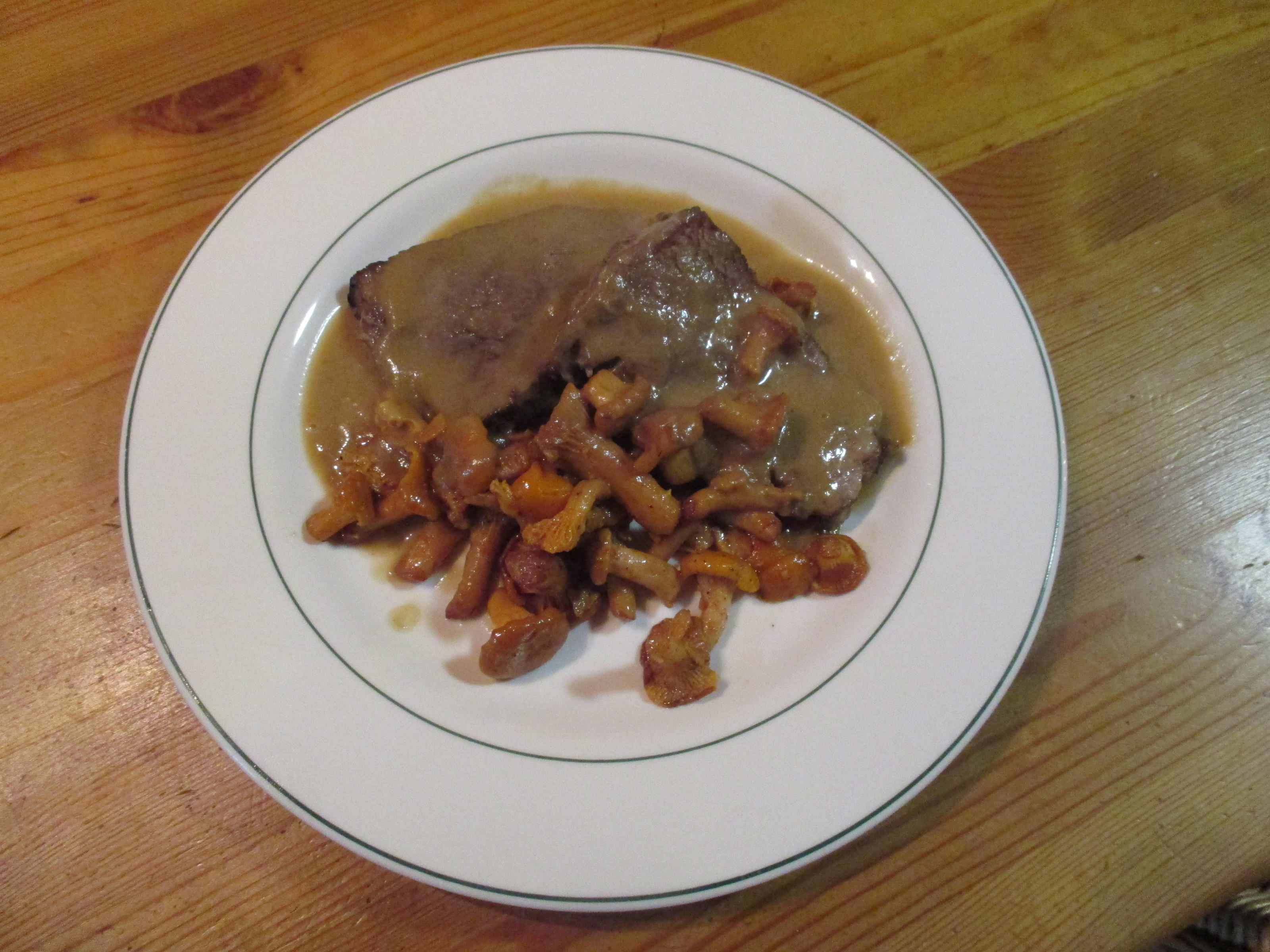 Bilder für Rinderbraten mit heller Soße und Pfifferlingen - Rezept