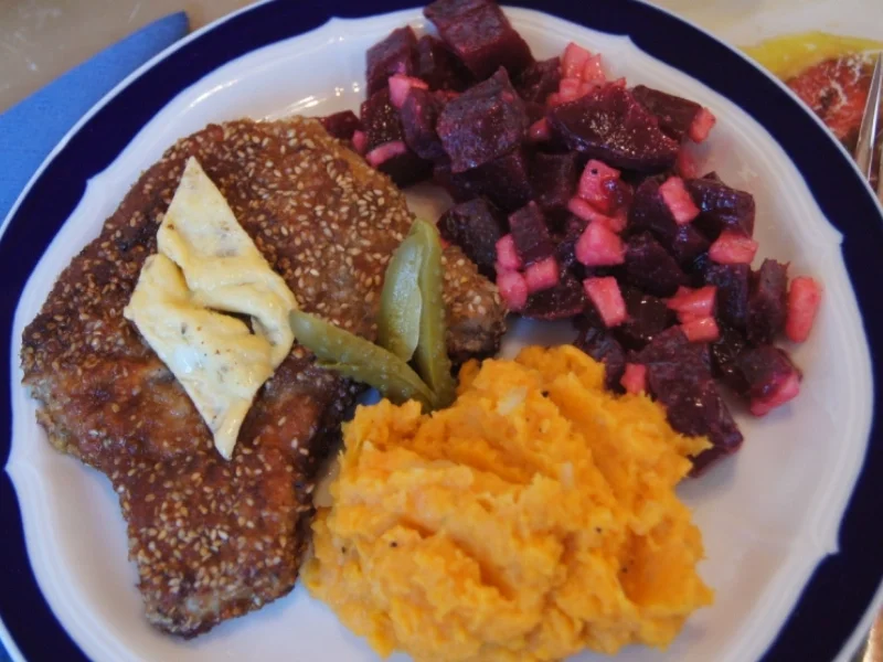 Sesam-Kotelett mit Süßkartoffelstampf und Rote Bete Salat - Rezept - Bild Nr. 3940