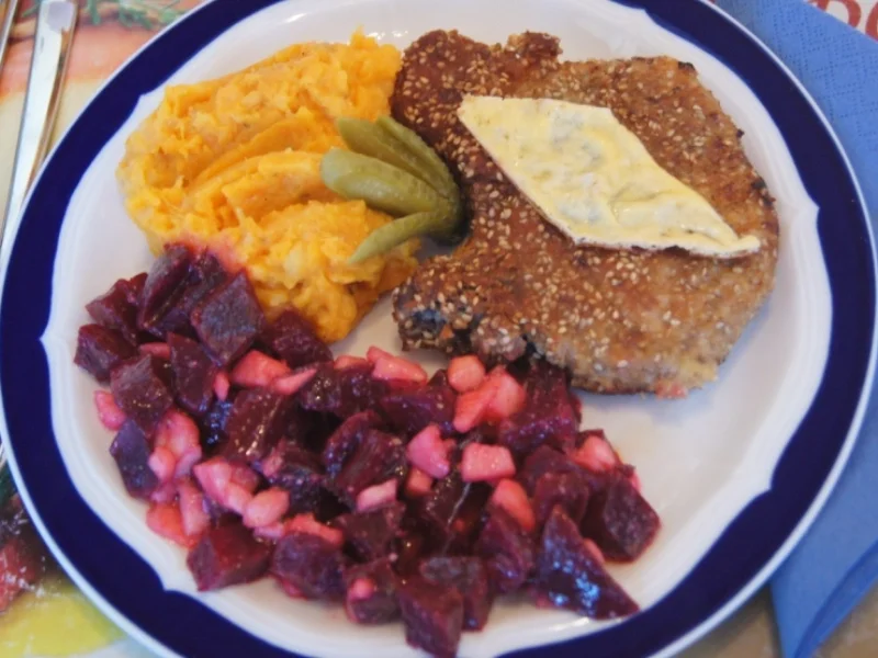 Sesam-Kotelett mit Süßkartoffelstampf und Rote Bete Salat - Rezept - Bild Nr. 3956