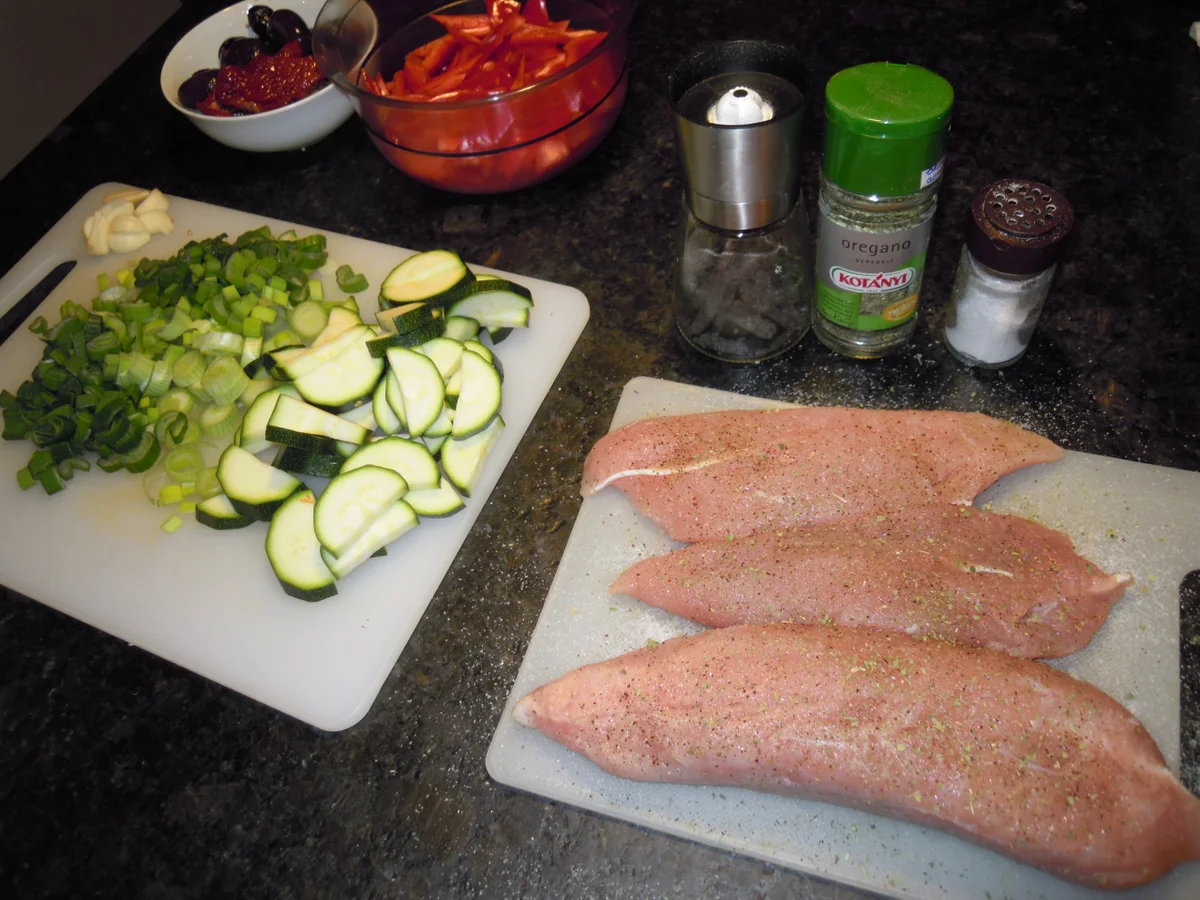 Rezept: Mediterane Putenpfanne mit Parpadelle in Zitronensauce Bild Nr. 1845 Mediterane Putenpfanne mit Parpadelle in Zitronensauce - Rezept - Bild Nr. 1845