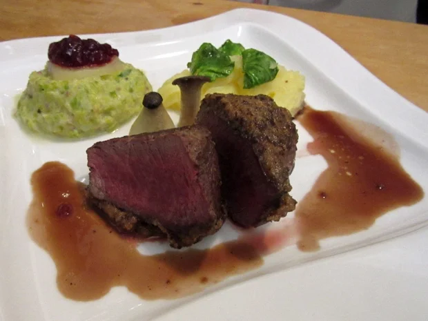 Rezept: Hirschkalbsrücken mit Spekulatiuskruste und Rosenkohlstampf Bild Nr. 3952 Hirschkalbsrücken mit Spekulatiuskruste und Rosenkohlstampf - Rezept - Bild Nr. 3952