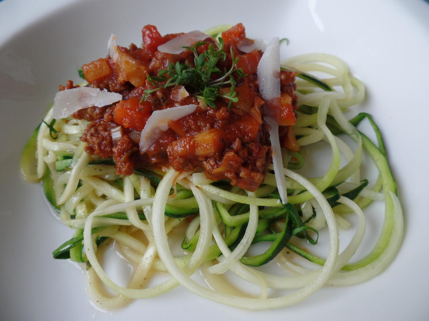 Zucchini-Spaghetti mit Bolognese - Rezept - kochbar.de