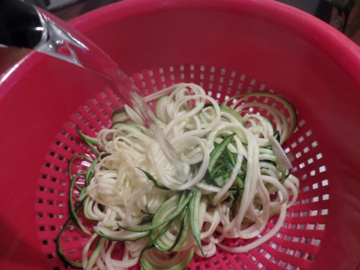 Zucchini-Spaghetti mit Bolognese - Rezept - Bild Nr. 3978