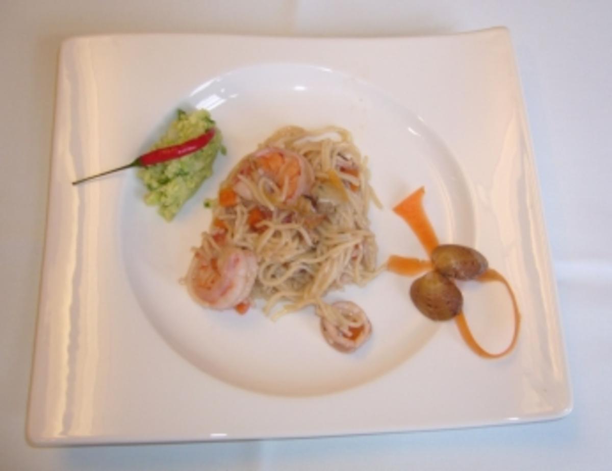 Bilder für Spaghettini mit Meeresfrüchten an Avocadotatar - Rezept