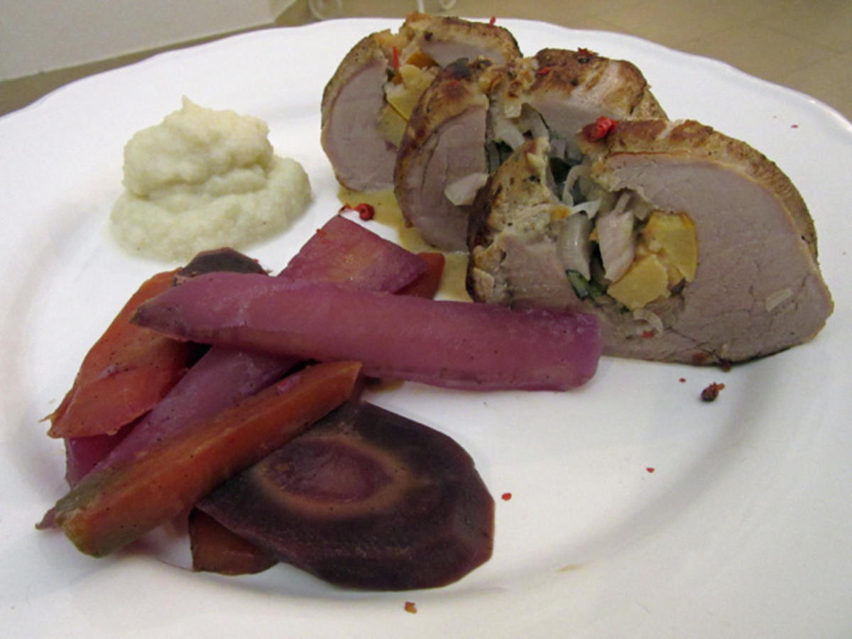 Gefülltes Schweinefilet mit Blumenkohl und Karotten - Rezept - kochbar.de