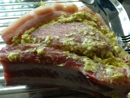 Gefüllter Schweinebauch mit Bohnen-Pilz-Salat - Rezept - Bild Nr. 4023