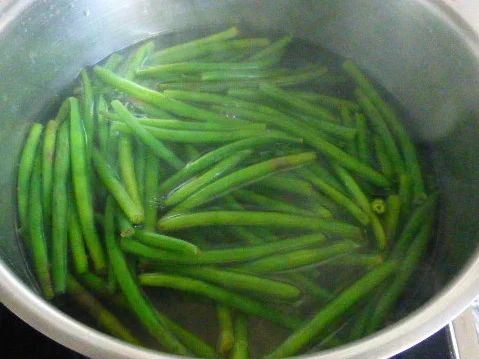 Gefüllter Schweinebauch mit Bohnen-Pilz-Salat - Rezept - Bild Nr. 4027
