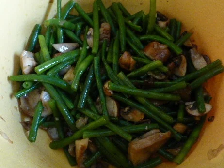Gefüllter Schweinebauch mit Bohnen-Pilz-Salat - Rezept - Bild Nr. 4029