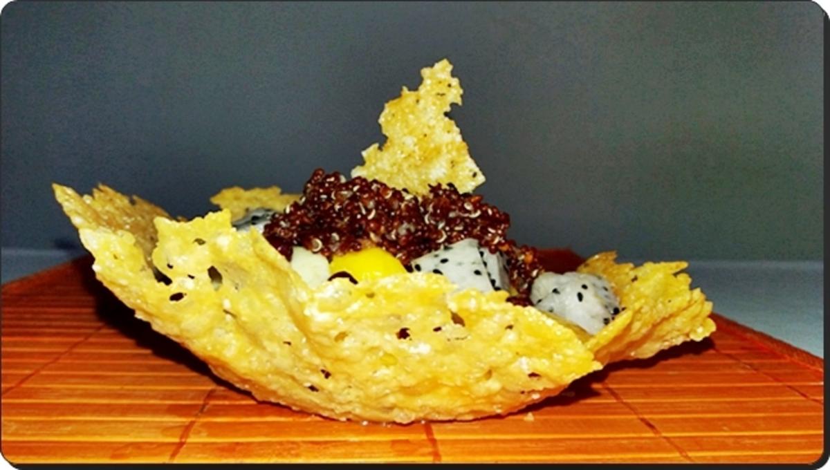Früchtesalat mit roter Quinoa in Parmigiano Körbchen - Rezept - Bild Nr. 4021