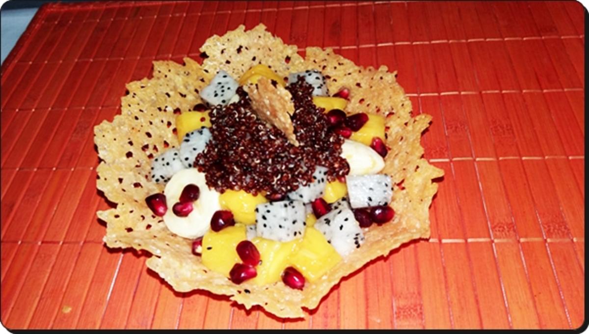 Früchtesalat mit roter Quinoa in Parmigiano Körbchen - Rezept - Bild Nr. 4022