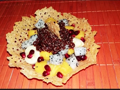 Früchtesalat mit roter Quinoa in Parmigiano Körbchen - Rezept - Bild Nr. 4022