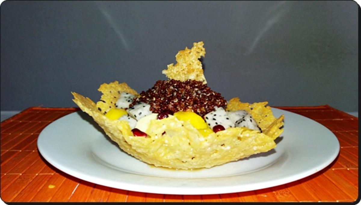 Früchtesalat mit roter Quinoa in Parmigiano Körbchen - Rezept - Bild Nr. 4023