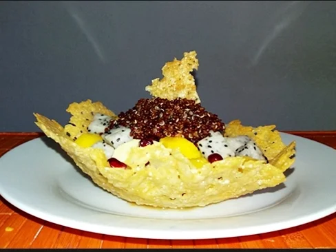 Früchtesalat mit roter Quinoa in Parmigiano Körbchen - Rezept - Bild Nr. 4023