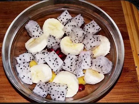 Früchtesalat mit roter Quinoa in Parmigiano Körbchen - Rezept - Bild Nr. 4040