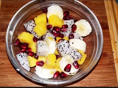 Früchtesalat mit roter Quinoa in Parmigiano Körbchen - Rezept - Bild Nr. 4041