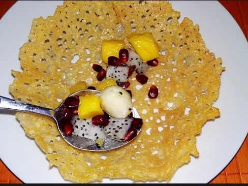 Früchtesalat mit roter Quinoa in Parmigiano Körbchen - Rezept - Bild Nr. 4043