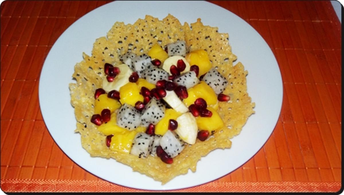 Früchtesalat mit roter Quinoa in Parmigiano Körbchen - Rezept - Bild Nr. 4044