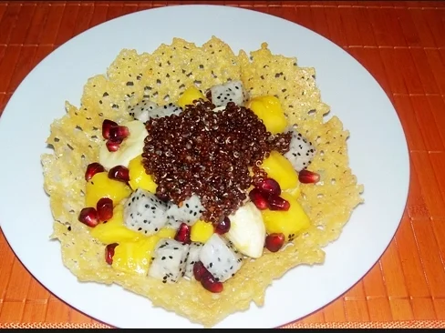 Früchtesalat mit roter Quinoa in Parmigiano Körbchen - Rezept - Bild Nr. 4045