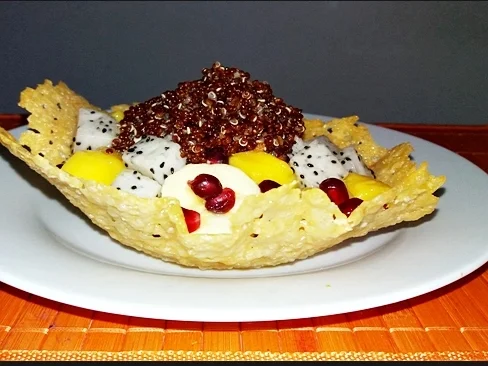 Früchtesalat mit roter Quinoa in Parmigiano Körbchen - Rezept - Bild Nr. 4046