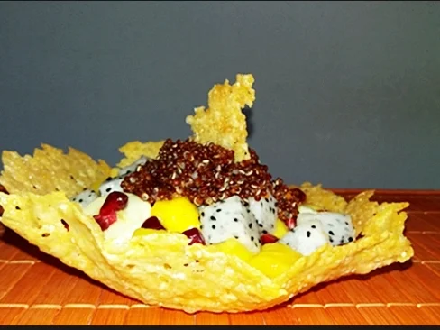 Früchtesalat mit roter Quinoa in Parmigiano Körbchen - Rezept - Bild Nr. 4047