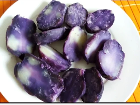 Hokkaido-Trüffelkartoffel-Cremesuppe in doppelwandigen Gläsern  serviert. - Rezept - Bild Nr. 4025