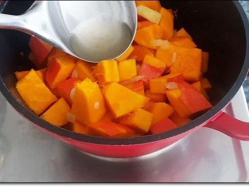 Hokkaido-Trüffelkartoffel-Cremesuppe in doppelwandigen Gläsern  serviert. - Rezept - Bild Nr. 4034