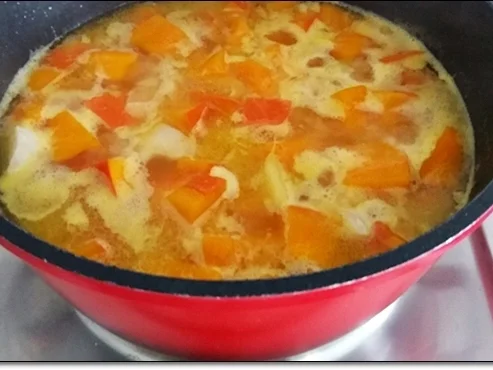 Hokkaido-Trüffelkartoffel-Cremesuppe in doppelwandigen Gläsern  serviert. - Rezept - Bild Nr. 4036