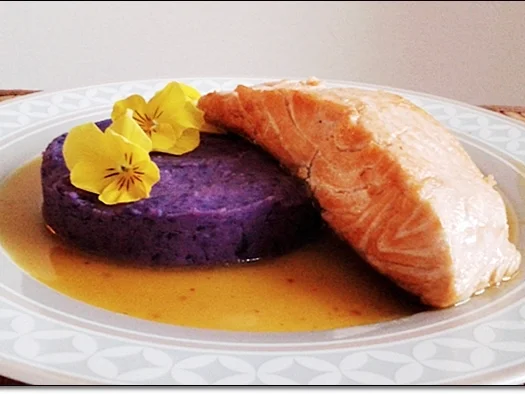 Gebratenes Lachsfilet mit Trüffelkartoffel-Türmchen  auf  Rivaner -Safransauce - Rezept - Bild Nr. 4021