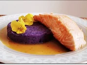 Gebratenes Lachsfilet mit Trüffelkartoffel-Türmchen  auf  Rivaner -Safransauce - Rezept - Bild Nr. 4021