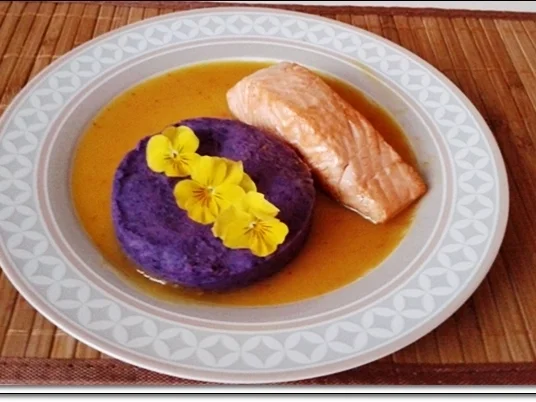 Gebratenes Lachsfilet mit Trüffelkartoffel-Türmchen  auf  Rivaner -Safransauce - Rezept - Bild Nr. 4022