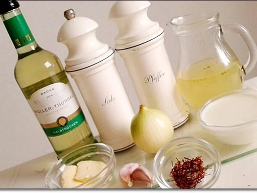 Gebratenes Lachsfilet mit Trüffelkartoffel-Türmchen  auf  Rivaner -Safransauce - Rezept - Bild Nr. 4023