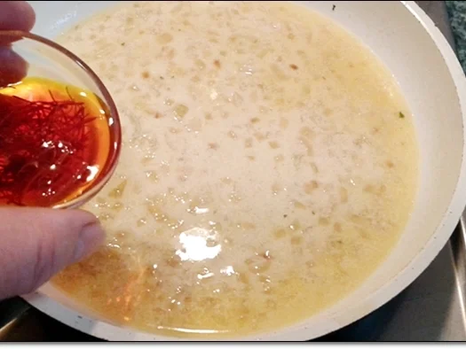 Gebratenes Lachsfilet mit Trüffelkartoffel-Türmchen  auf  Rivaner -Safransauce - Rezept - Bild Nr. 4024