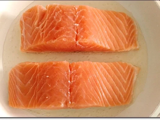 Gebratenes Lachsfilet mit Trüffelkartoffel-Türmchen  auf  Rivaner -Safransauce - Rezept - Bild Nr. 4028